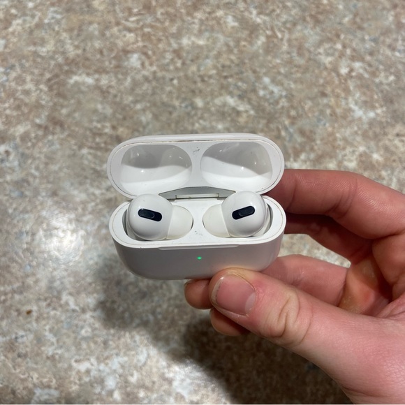 Apple AirPod 1st generation case with broken AirPods read description - Picture 3 of 7